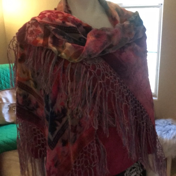 Rayon silk floral Soho handembroided shawl. - Picture 7 of 11